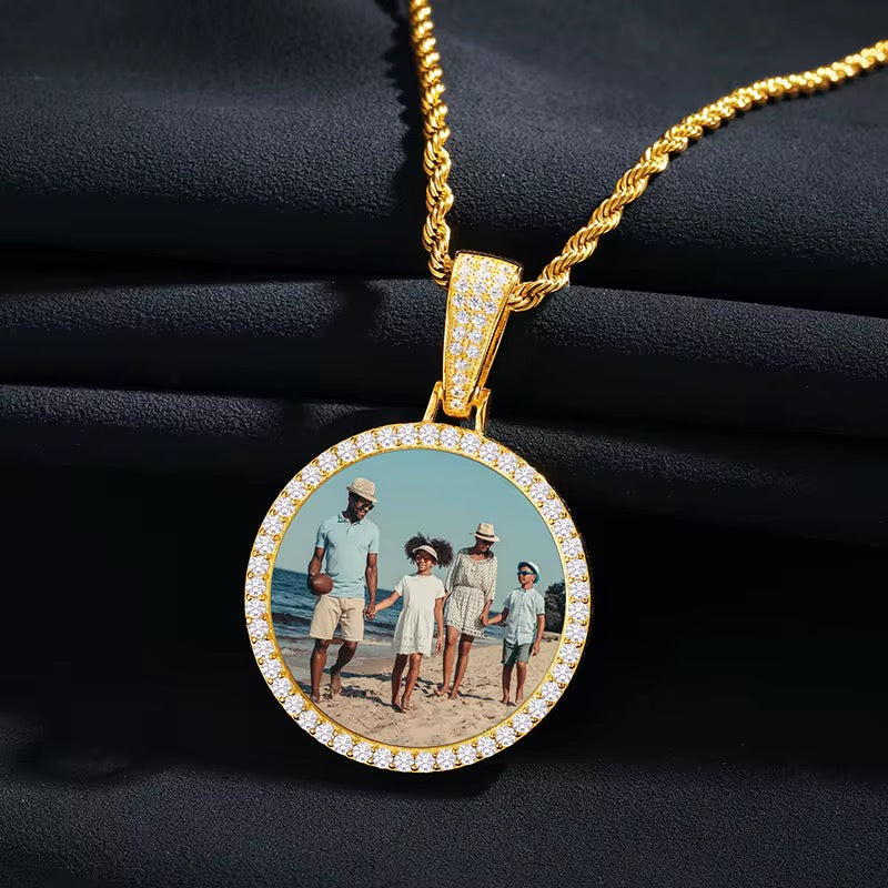Portaretrato circular bañado en oro de 18k
