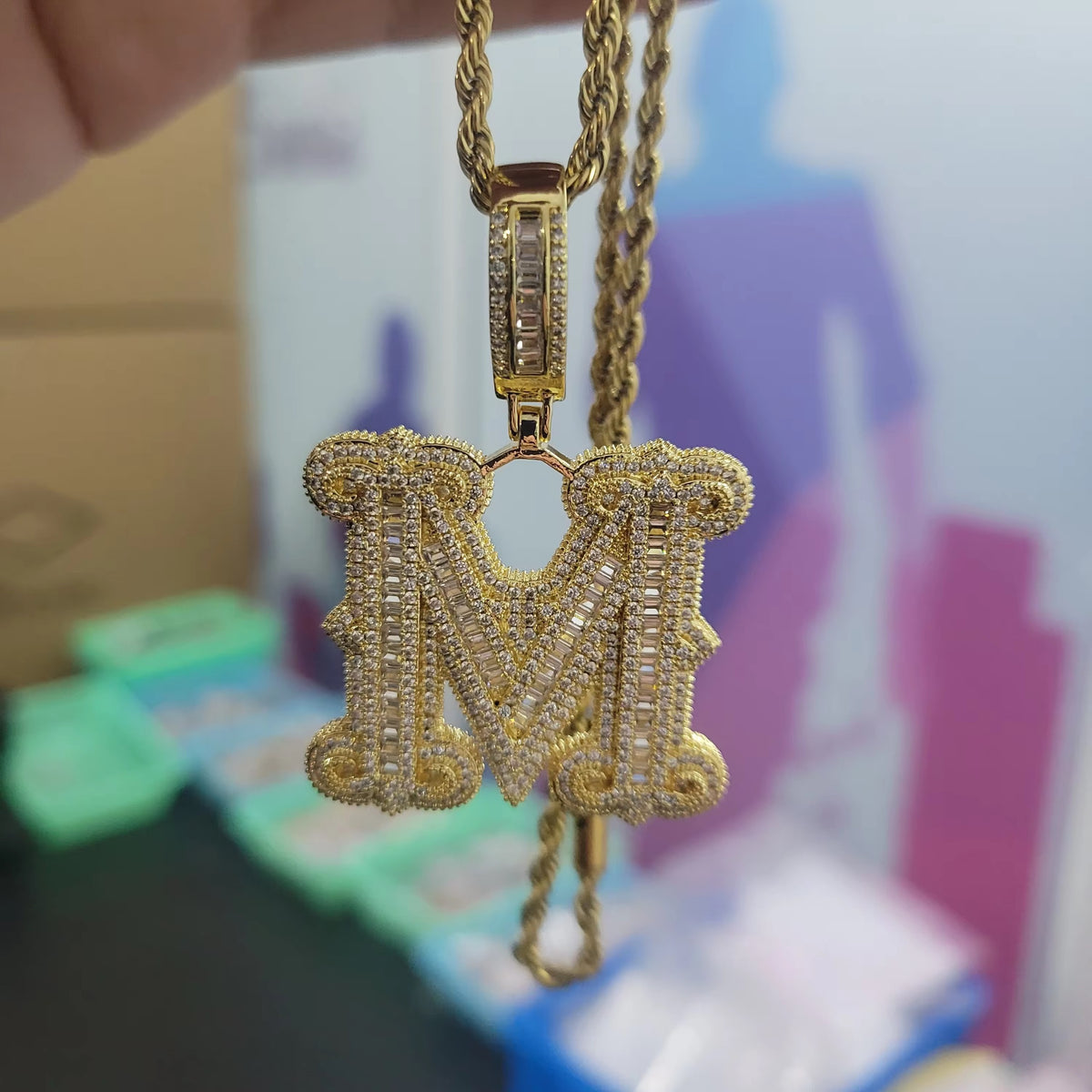 Dije inicial M Full Diamond dorado con cadena rope