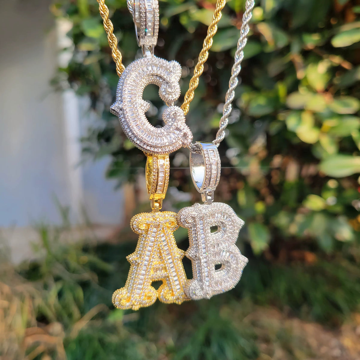 Dijes iniciales Full Diamond en dorado y plateado con cadena rope